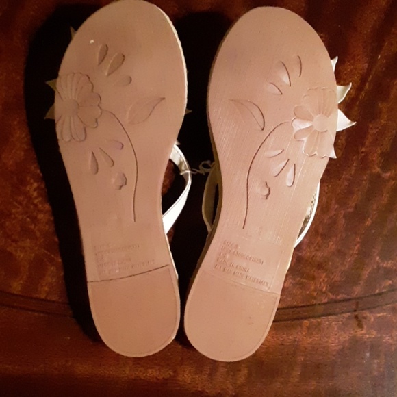 New tag has came off but  cream flower small flops - Picture 3 of 3